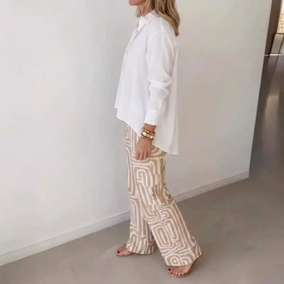 Tenue deux pièces chemisier blanc col V et pantalon fluide imprimé, vue de profil
