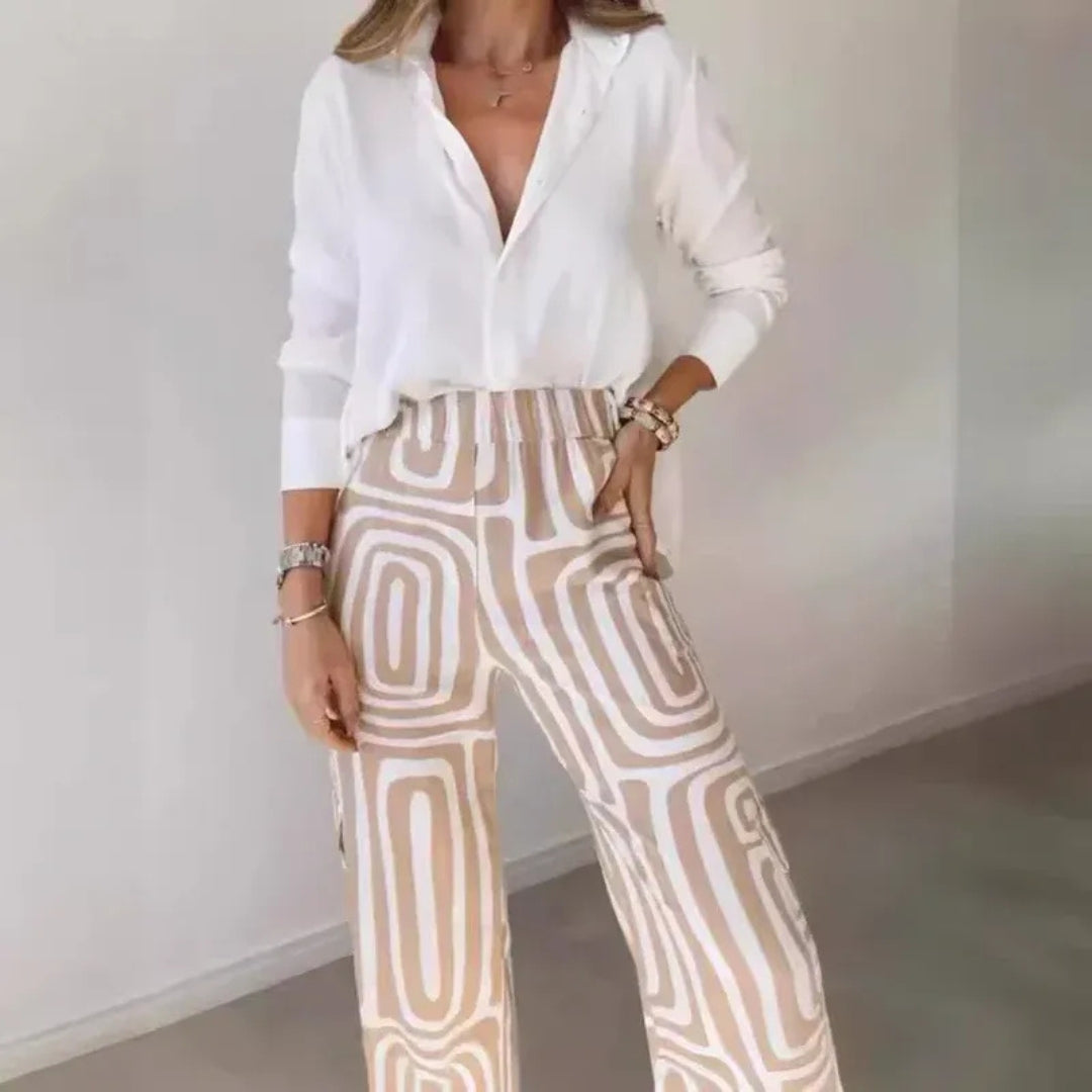 Détail bas du pantalon large géométrique beige et crème, coupe fluide mise en valeur