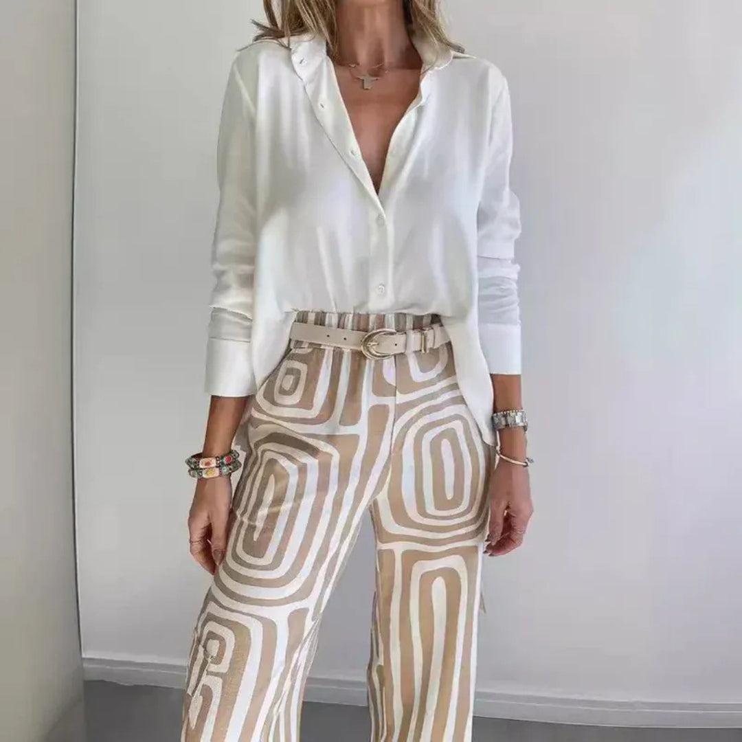 Silhouette complète ensemble femme chemisier blanc et pantalon imprimé, vue de face
