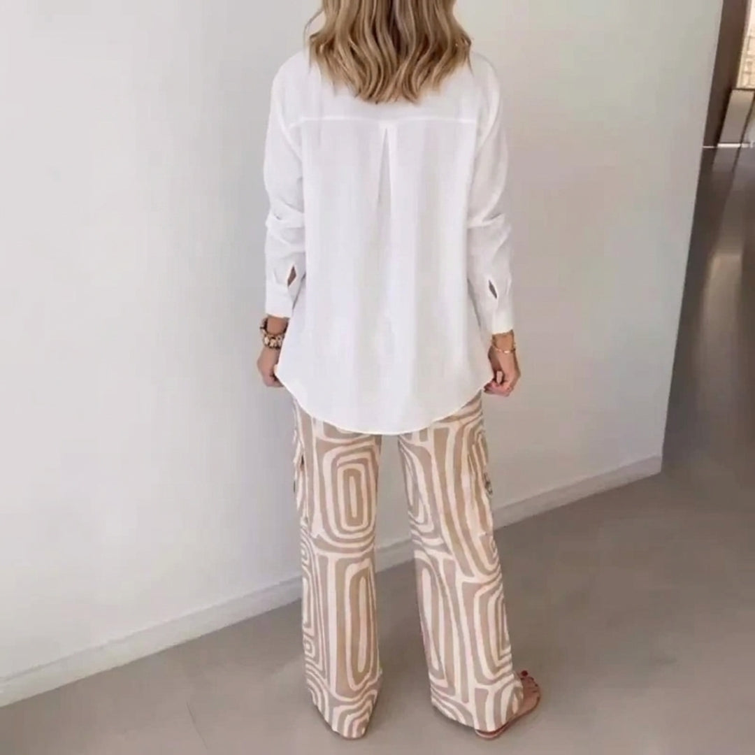 Pantalon large imprimé géométrique crème porté avec chemisier blanc, coupe large fluide