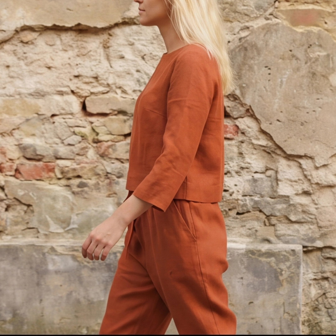 Ensemble orange femme, vue de trois quarts devant, coupe décontractée