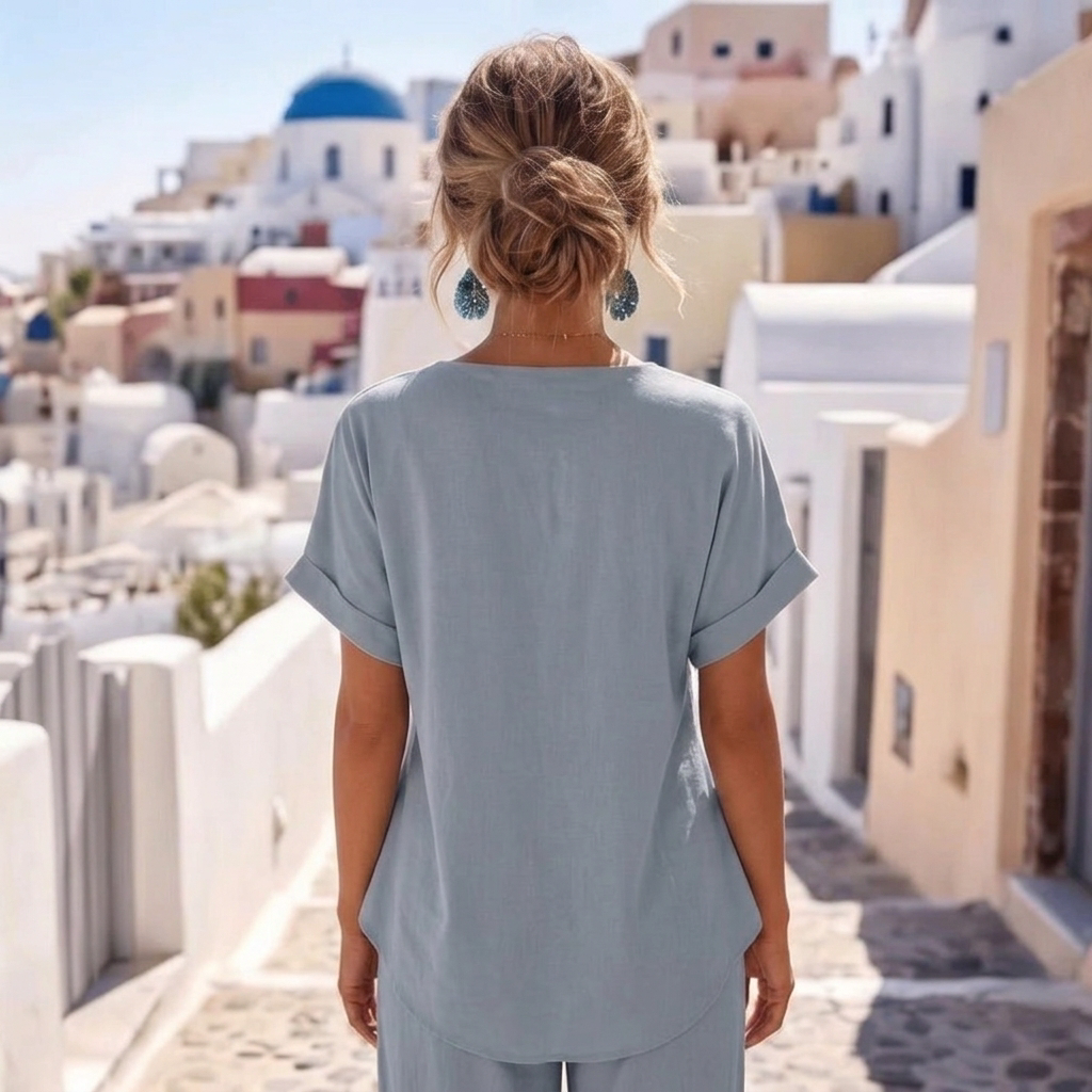 Ensemble deux pièces bleu, vue de dos avec manches à revers en extérieur