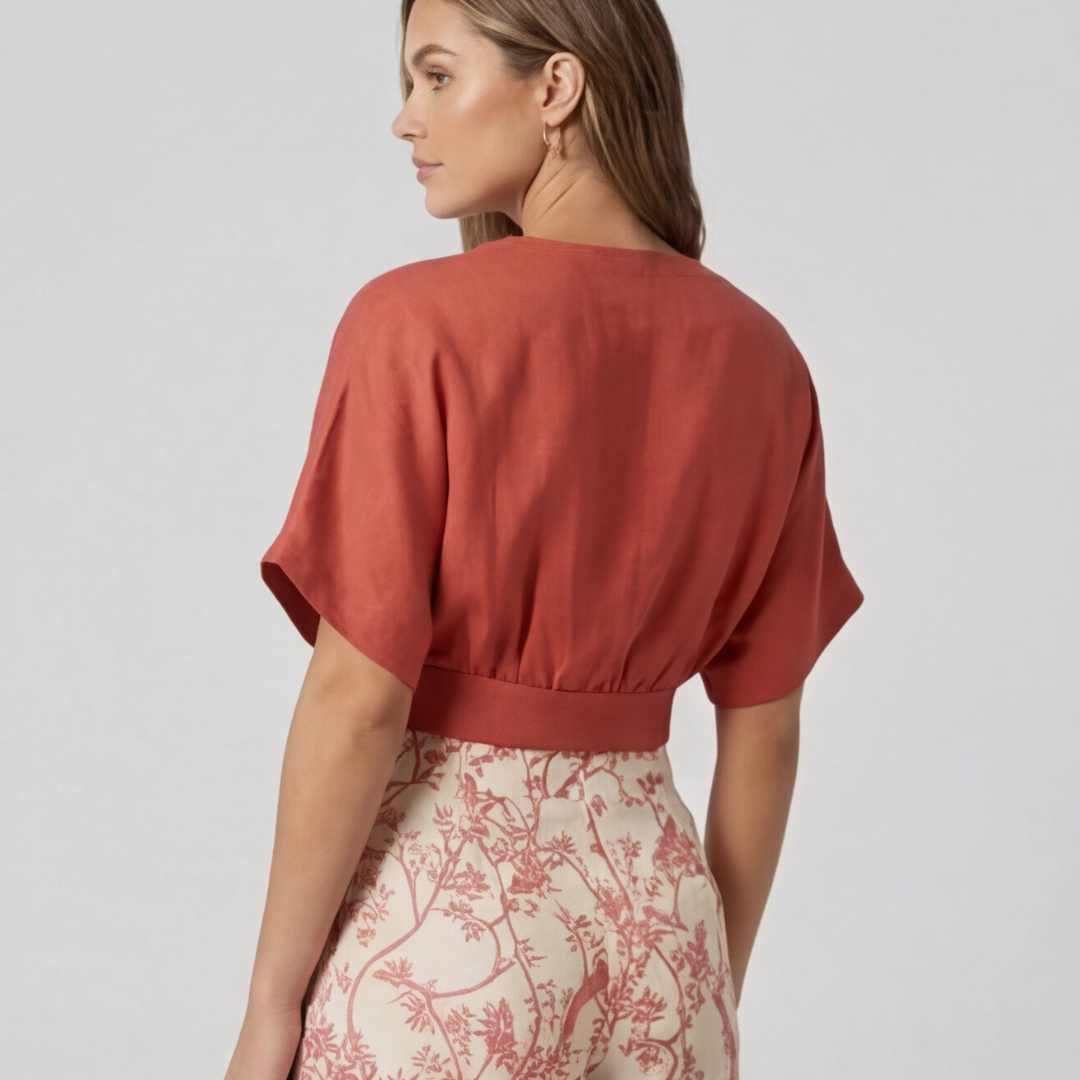 Vue de dos de l'ensemble femme rouge et pantalon large à motif floral