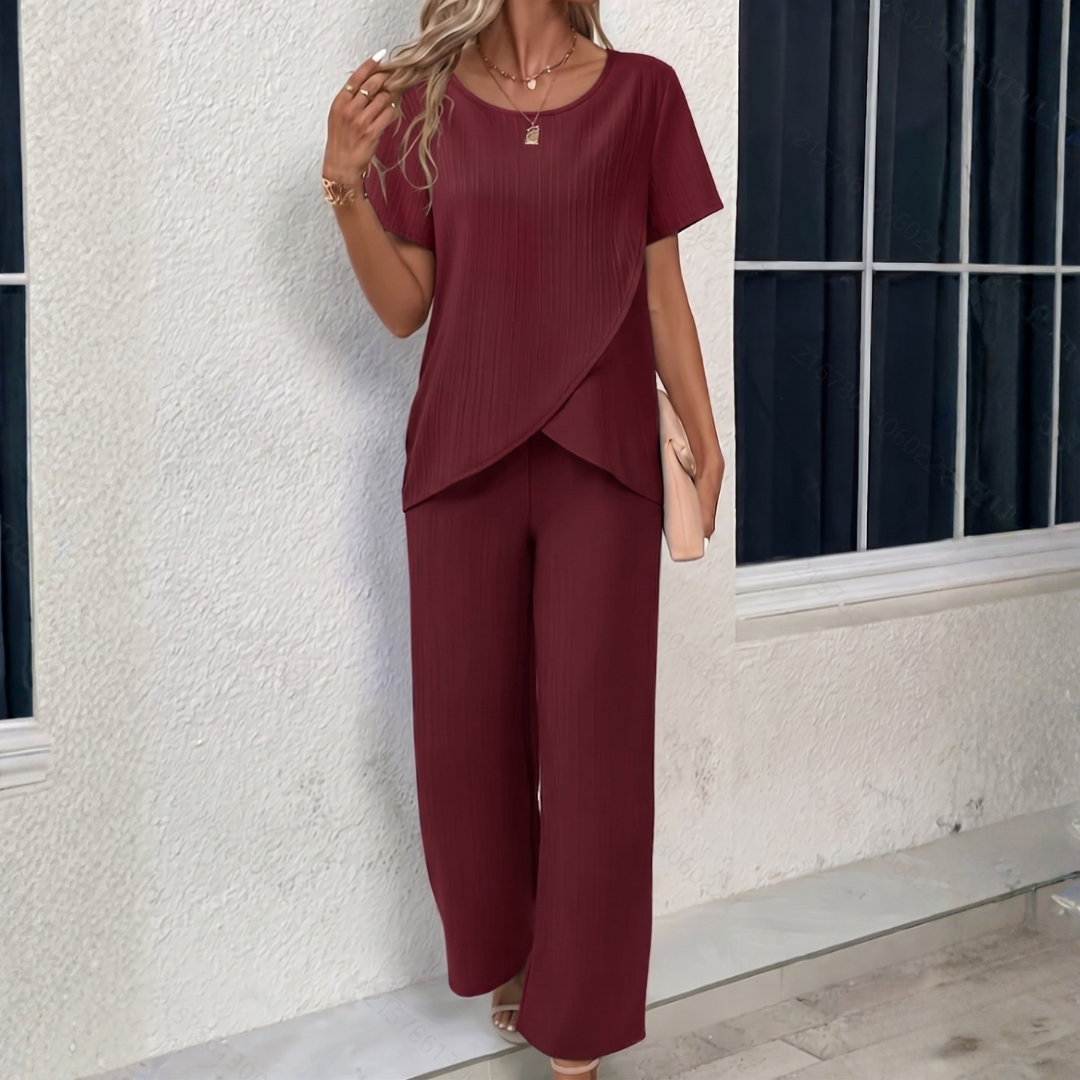 Set coordiné femme coloris rouge, silhouette complète vue de côté