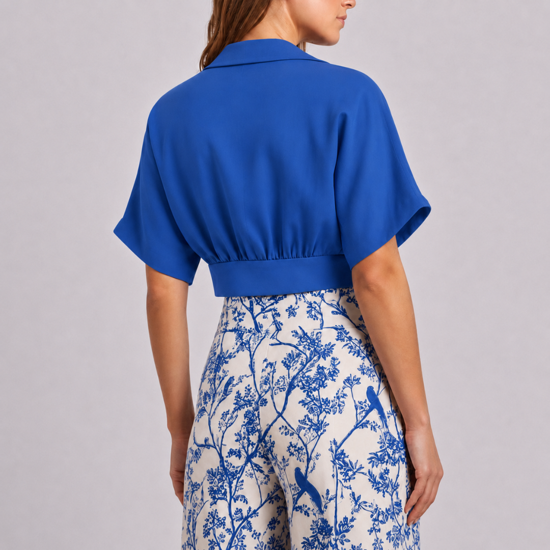 Dos du top court bleu sur pantalon large à oiseaux fleuris