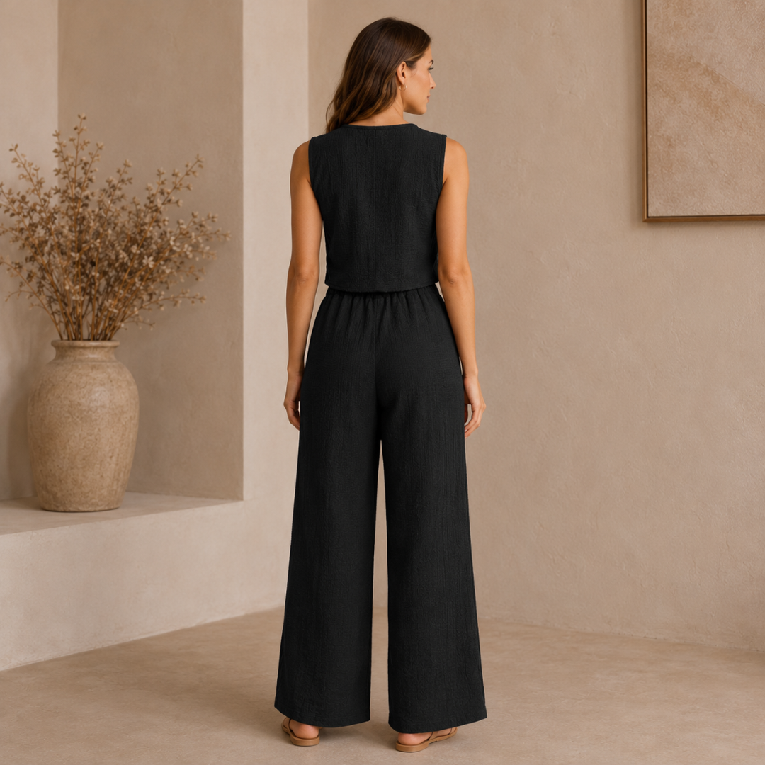 Ensemble femme noir vu de dos, gilet sans manches et pantalon fluide