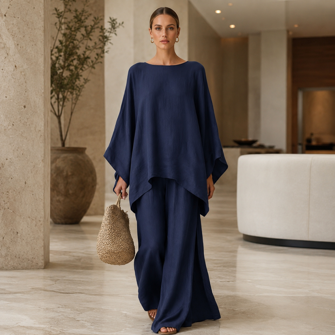 Ensemble bleu marine femme cape drapée silhouette fluide tenue raffinée soirée