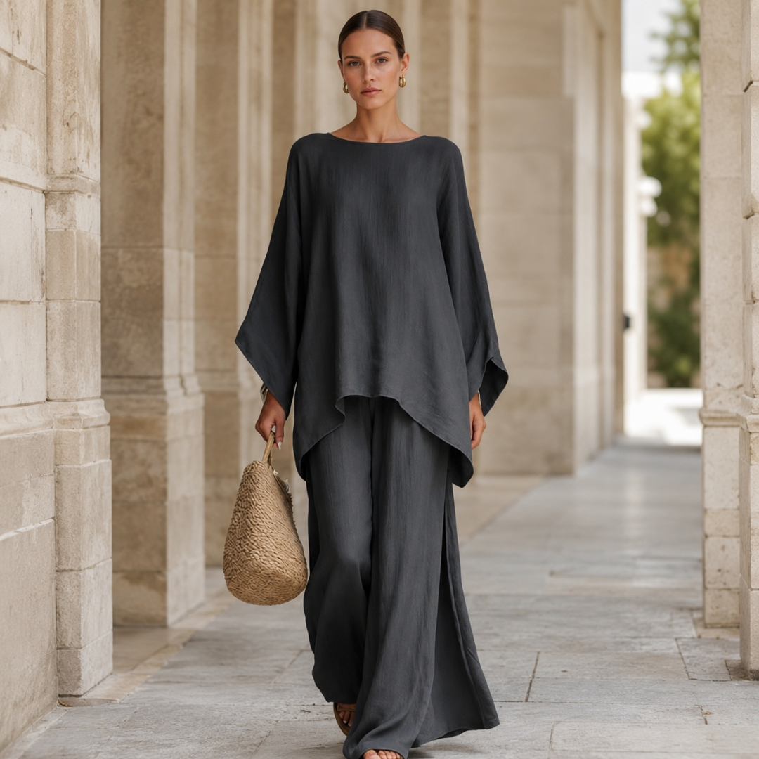 Ensemble gris foncé femme cape ample sac en paille tenue bohème chic extérieur