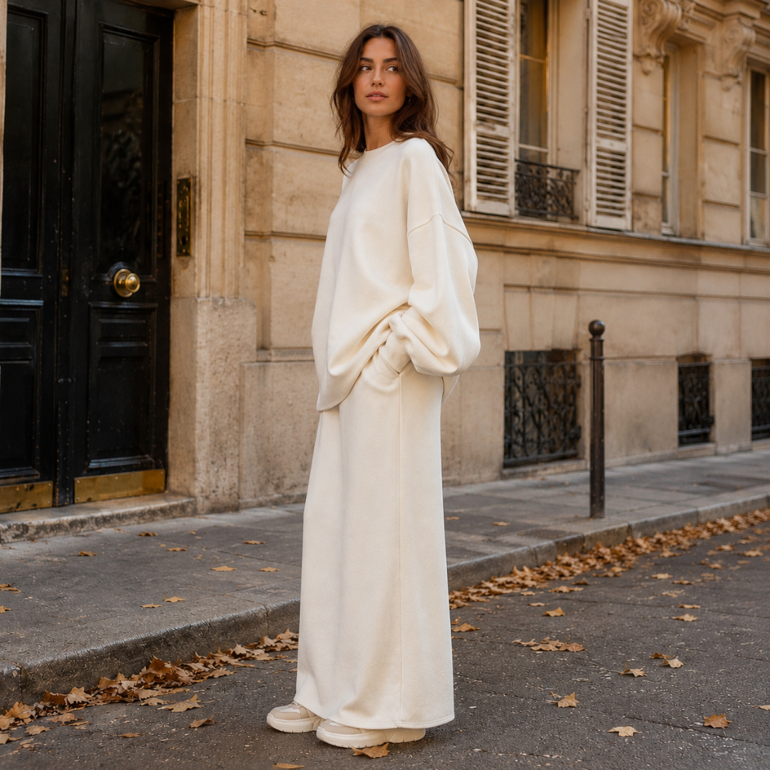 Ensemble blanc de profil, jupe longue fluide et sweat aux manches bouffantes