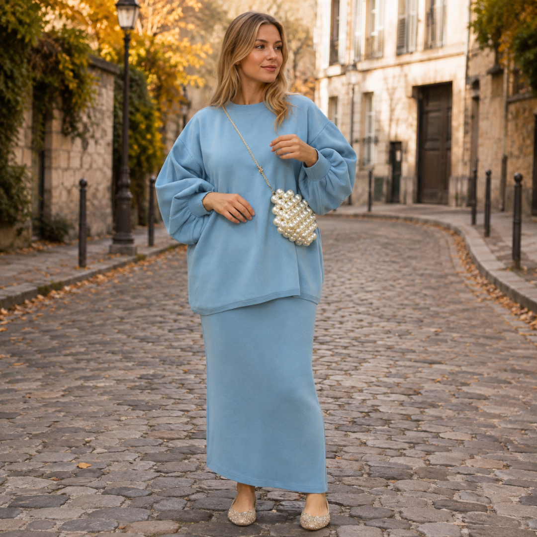 Ensemble femme bleu clair, sweat à col rond et jupe longue avec sac perles