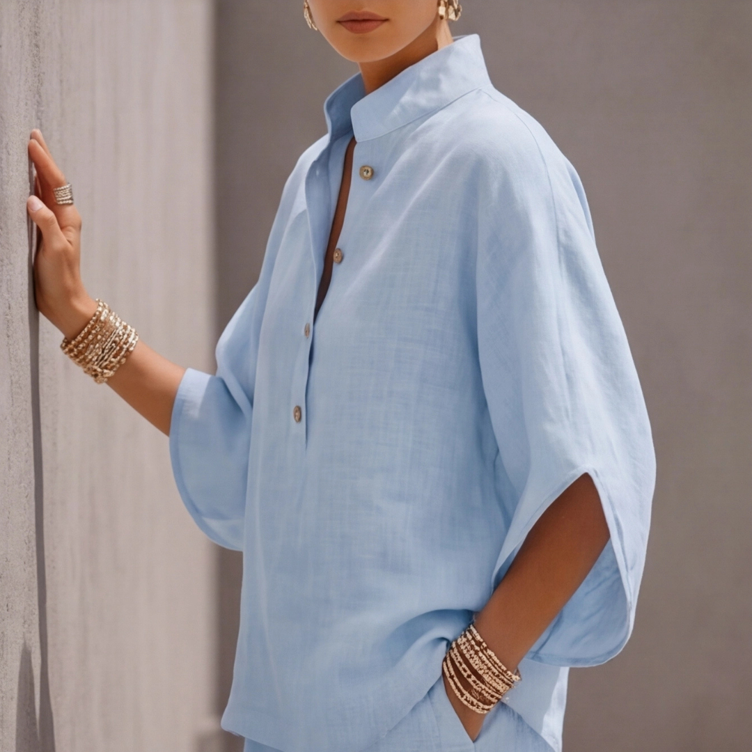 Ensemble femme bleu clair de dos, blouse ample boutonnée et pantalon fluide