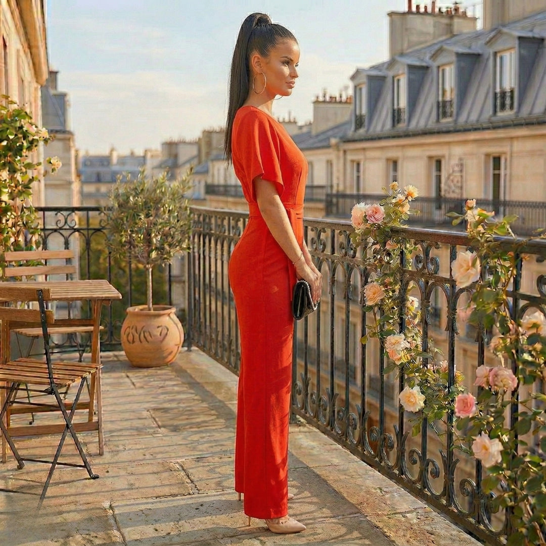 Ensemble femme rouge manches courtes, silhouette de profil sur balcon fleuri