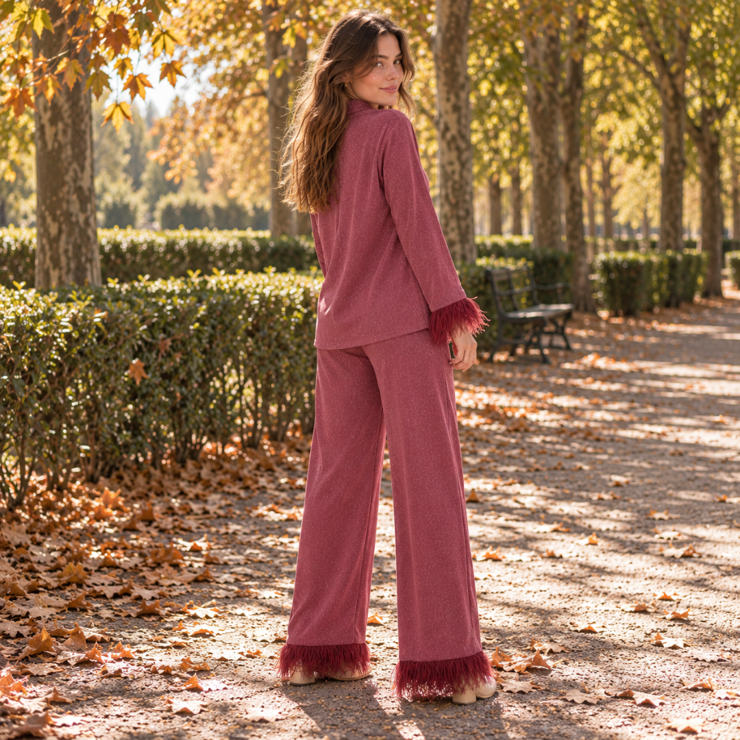 Dos de l'ensemble bordeaux, chemise longue et bas de jambes à plumes