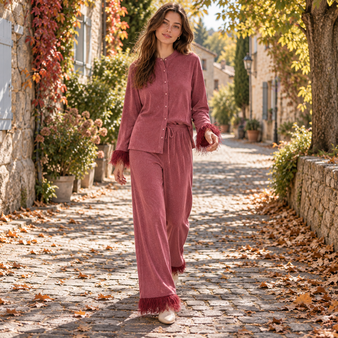Ensemble bordeaux porté en mouvement, cordon à la taille et plumes aux poignets
