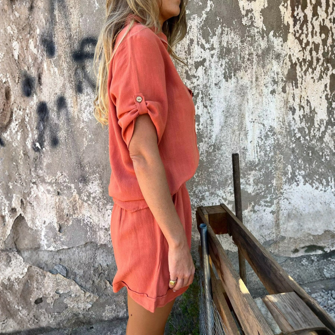 Vue rapprochée de l'ensemble Sara orange, détail du short à poches et de la chemise