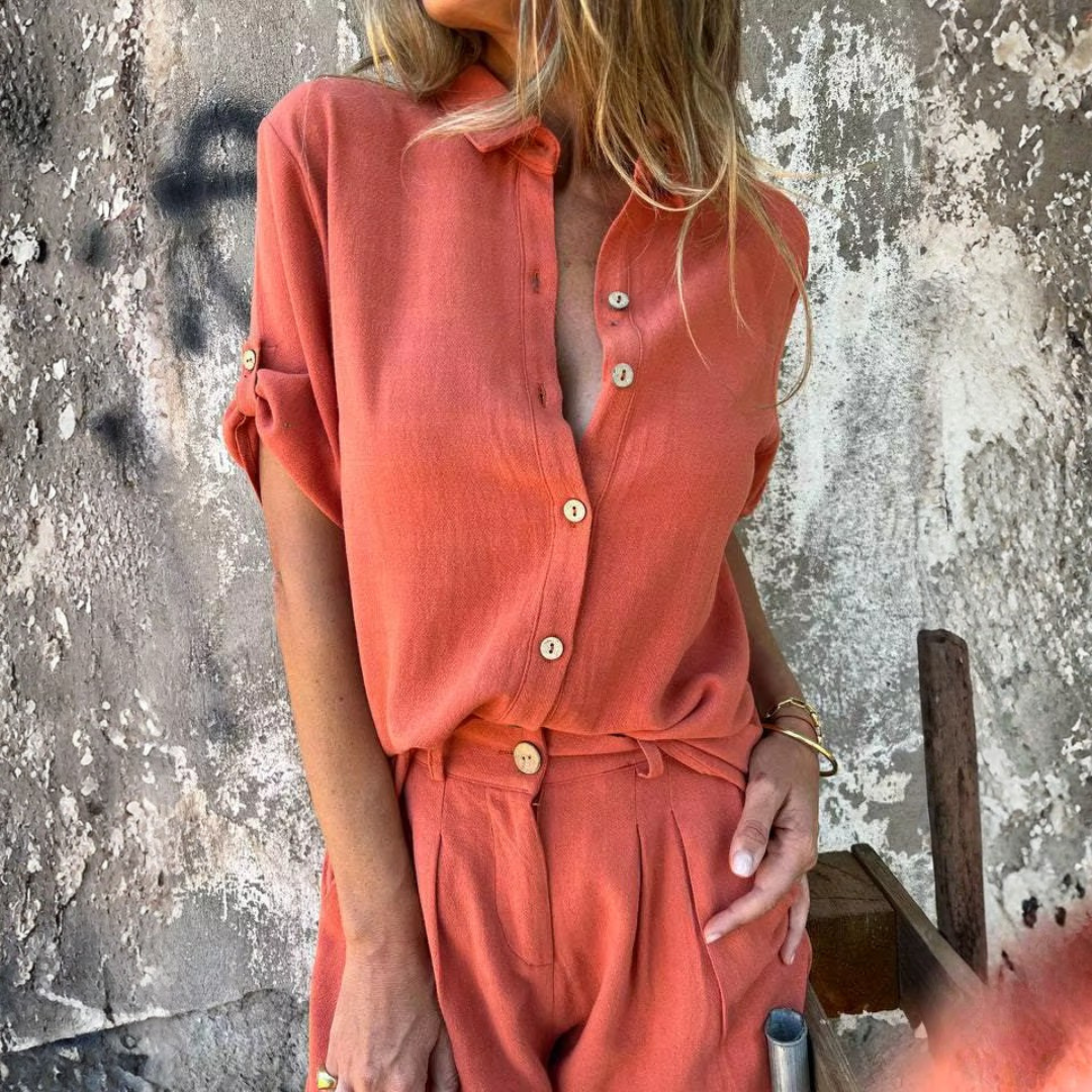 Ensemble Sara orange porté de face, chemise à manches courtes et short assorti