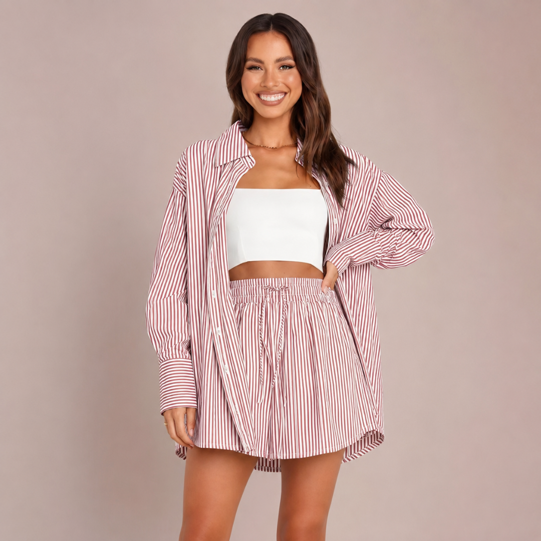 Ensemble femme short et chemise rayée oversize rouge porté de face