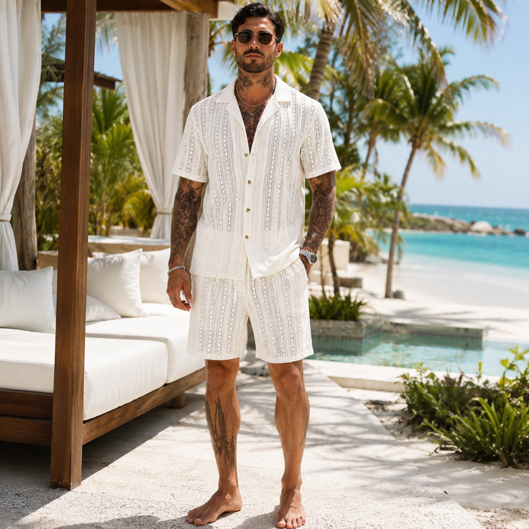 Ensemble homme blanc en maille ajourée, chemise ouverte et short assorti