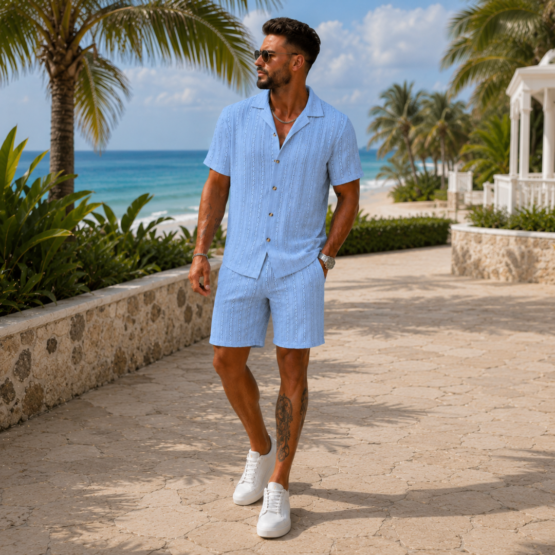 Ensemble homme bleu clair, chemise ajourée et short assorti au bord de plage