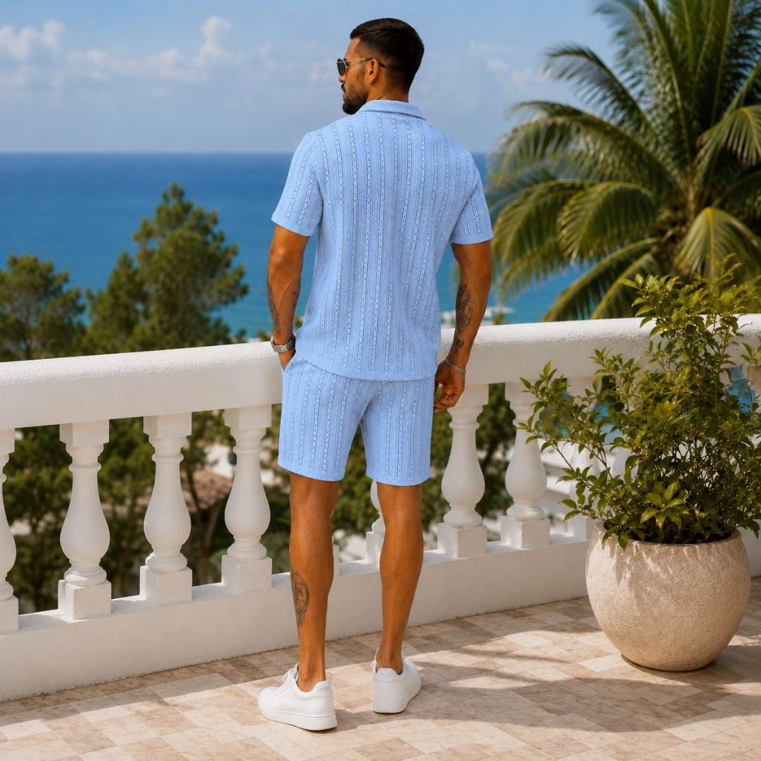 Vue de dos de l'ensemble homme bleu clair en maille texturée sur une terrasse