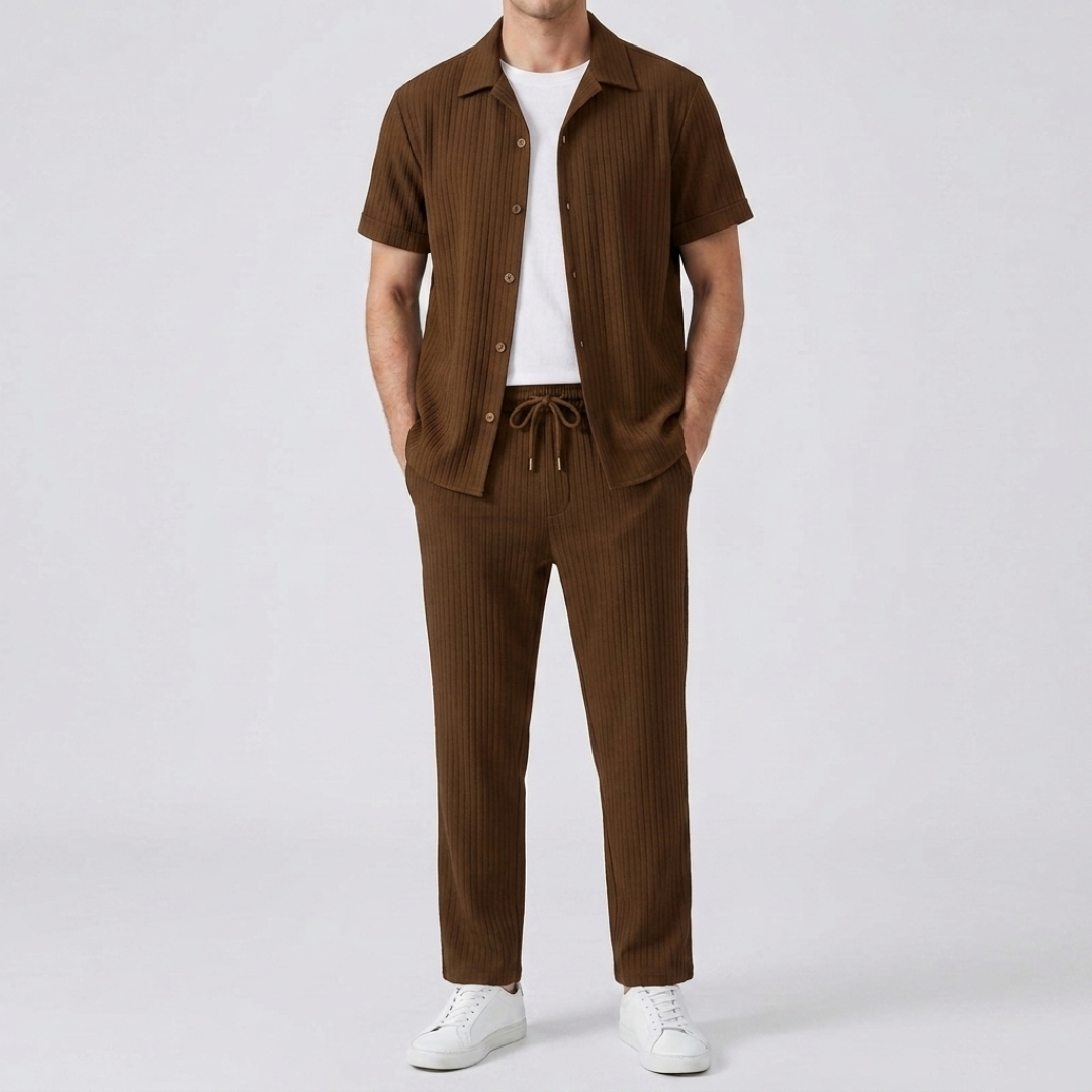 Ensemble homme deux pièces coloris marron, chemise et pantalon coordonnés