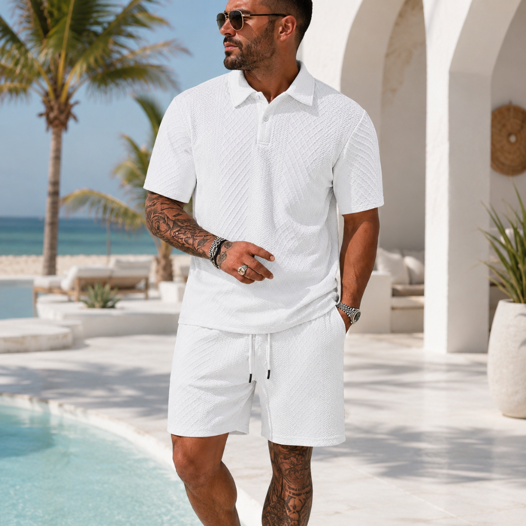 Ensemble homme blanc polo texturé et short assorti, décor villa méditerranéenne