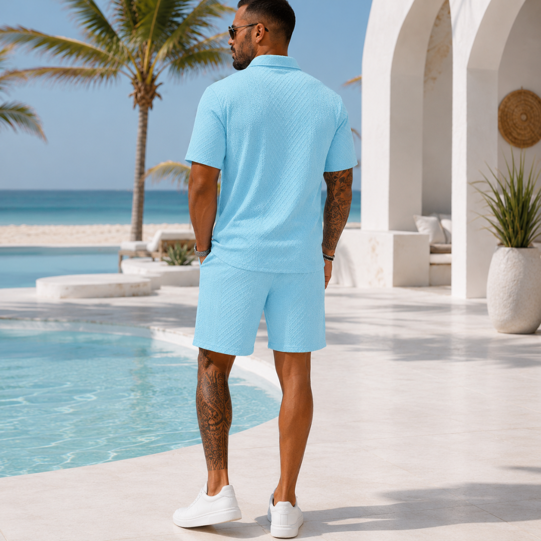 Ensemble homme bleu clair en mouvement, polo texturé et short assorti, cadre tropical