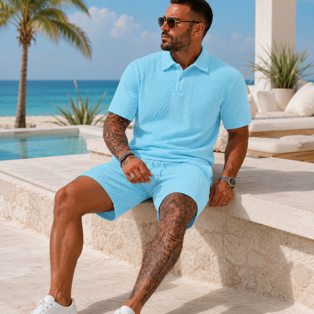 Détail ensemble homme bleu clair polo col boutonné et short, terrasse ensoleillée