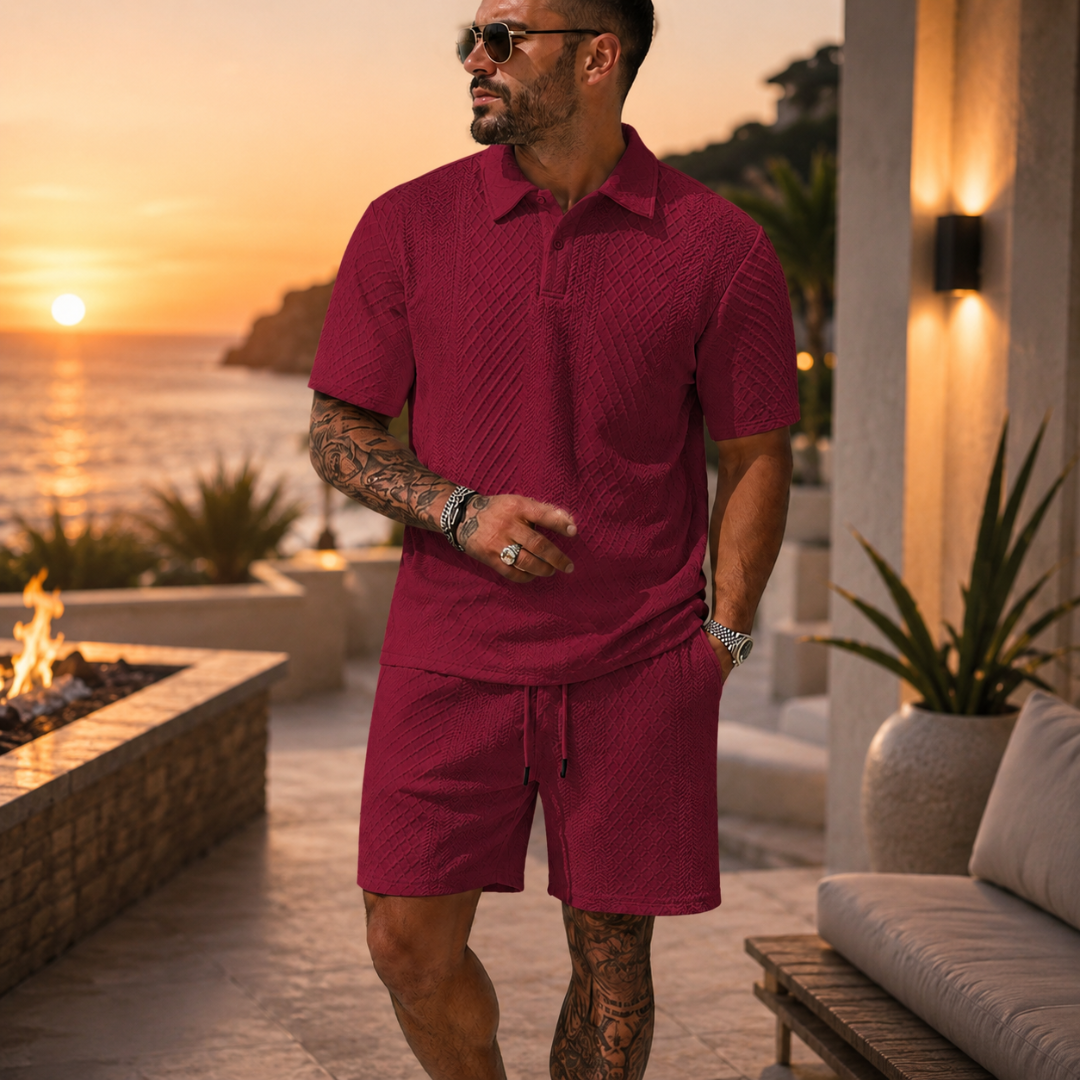 Ensemble homme rouge polo texturé et short, coucher de soleil en arrière-plan