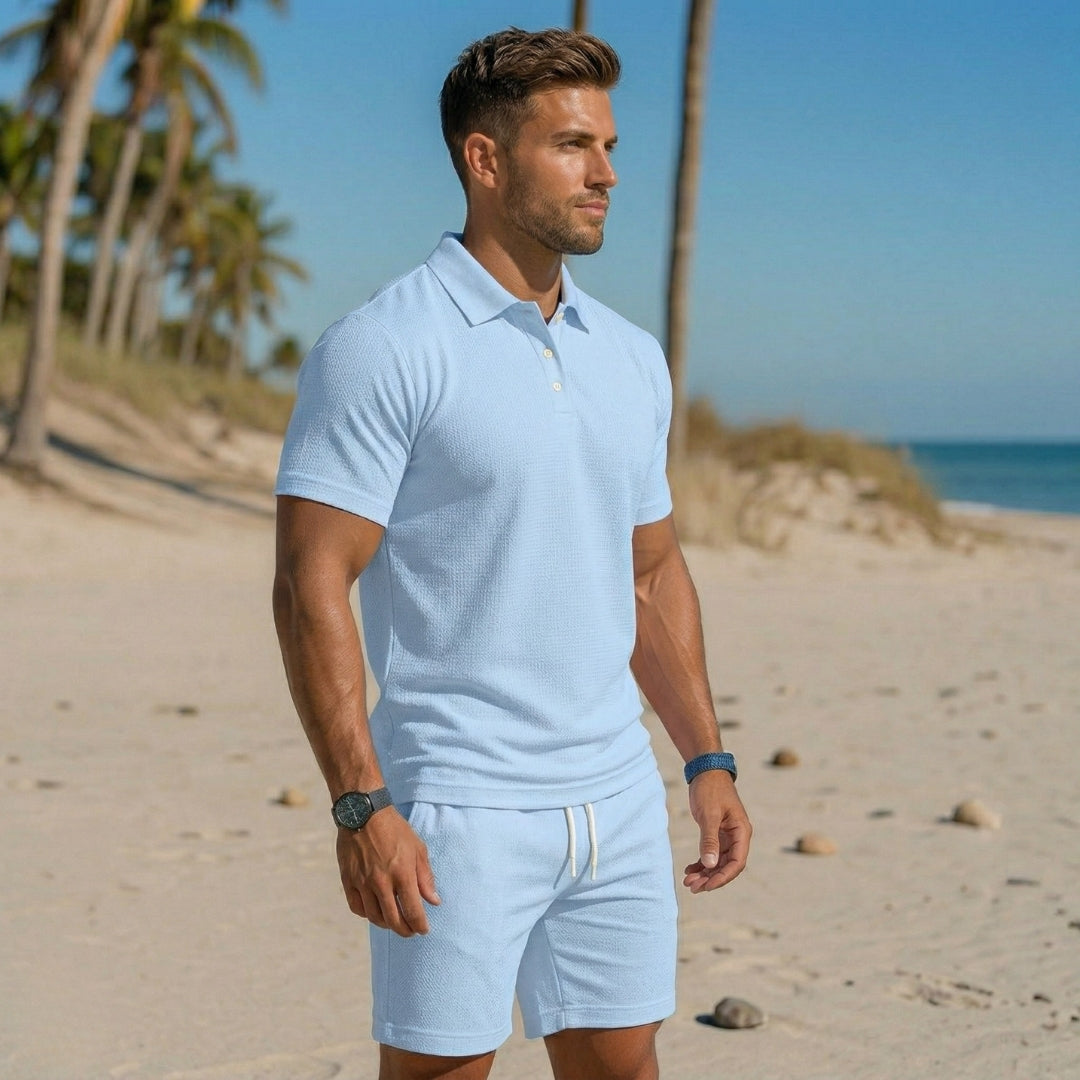 Ensemble homme polo et short bleu ciel avec short à cordon sur la plage