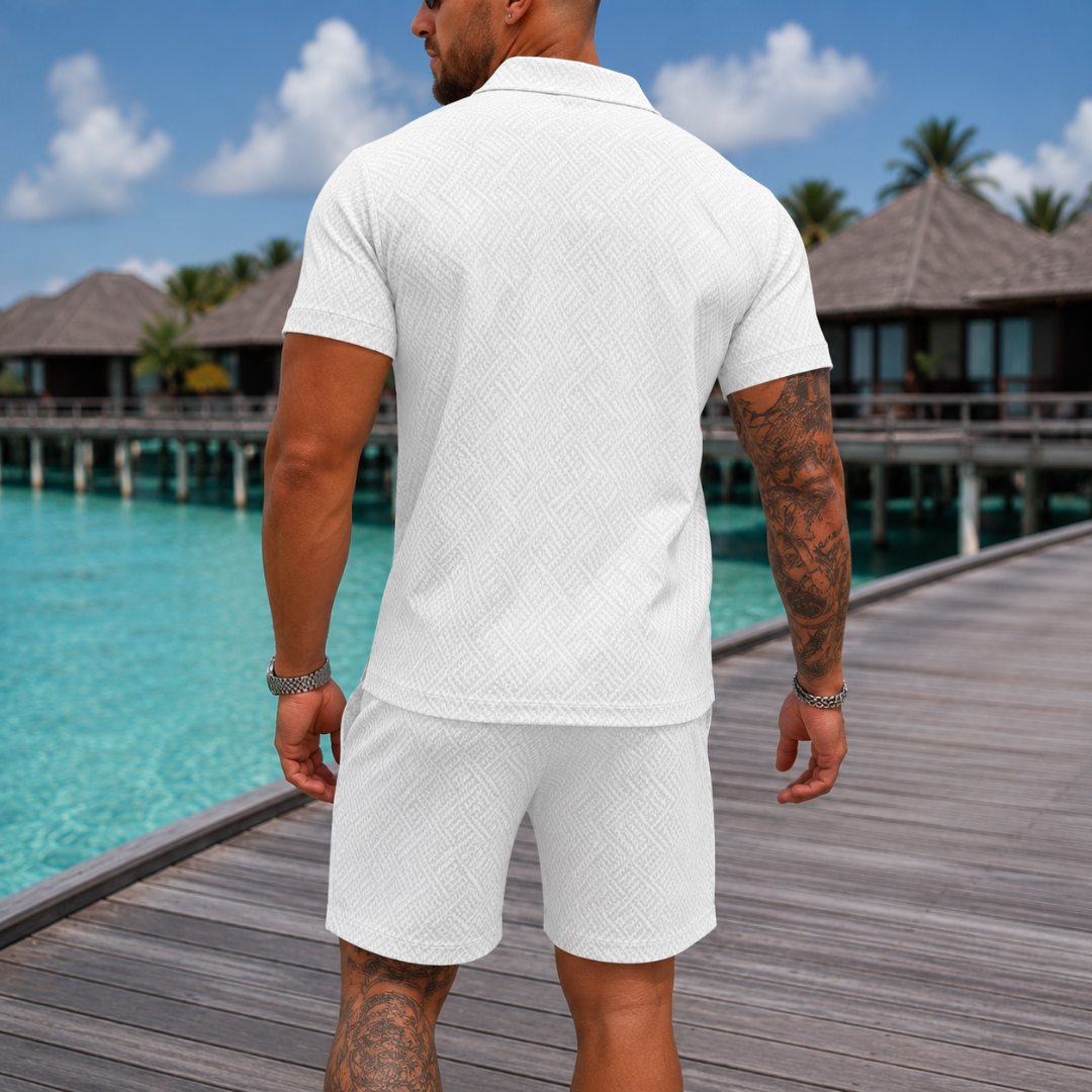 Vue de dos de l'ensemble homme blanc, polo texturé et short assorti