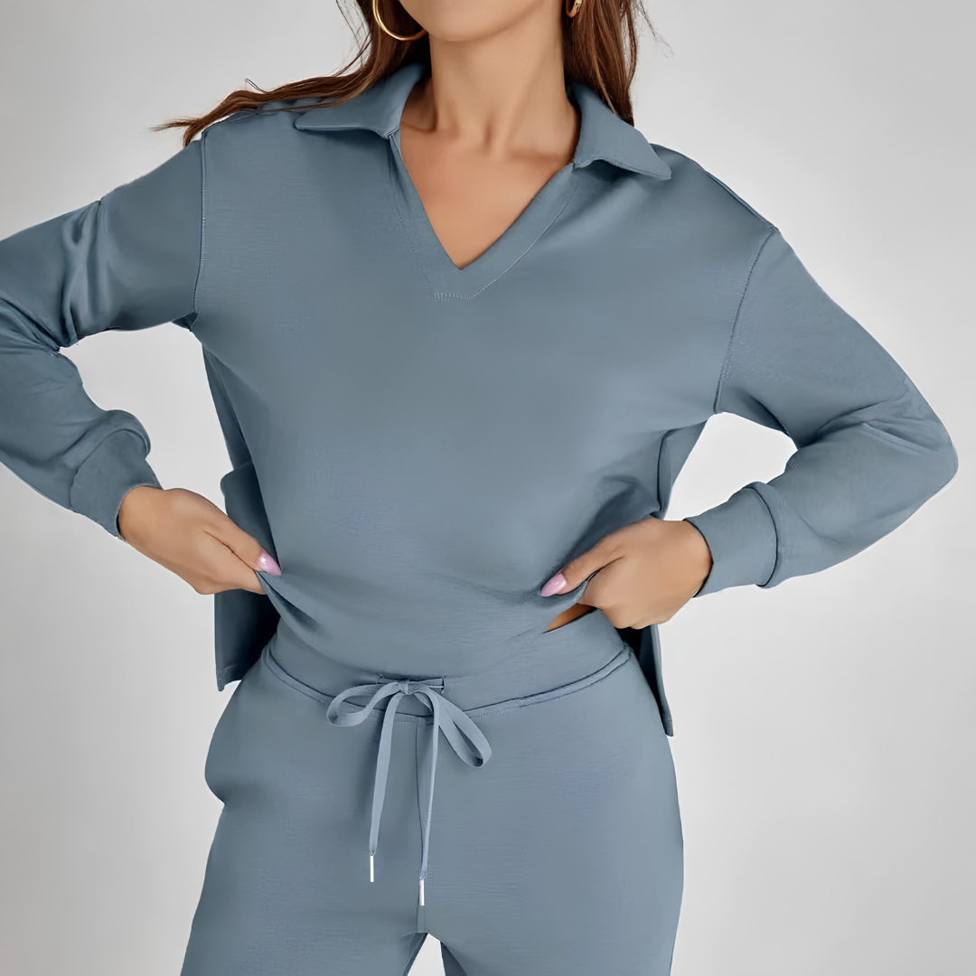 Ensemble Nova bleu gris, haut col polo en gros plan