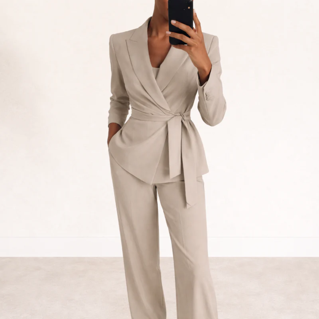 Ensemble tailleur femme beige blazer ceinturé et pantalon large, vue de face