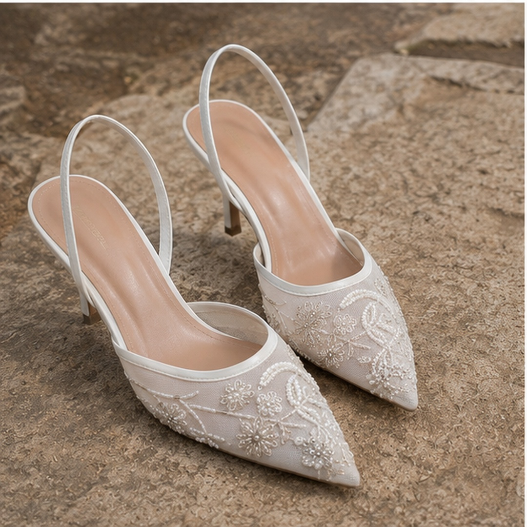 Paire d'escarpins blancs slingback à talon fin et pointe entièrement brodée de perles