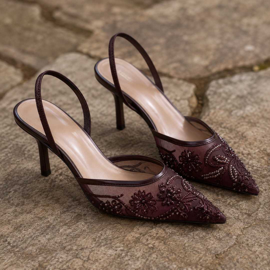 Escarpins marron foncé slingback à talon fin et broderie florale perlée sur l'avant