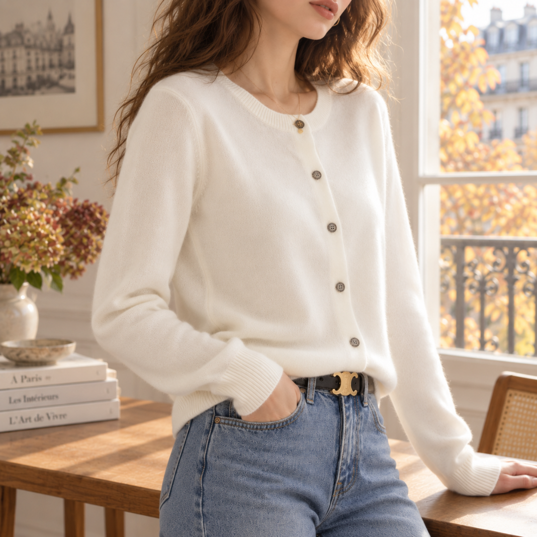 Gilet femme blanc boutonné devant, col rond bordé côtelé, avec un pantalon bleu