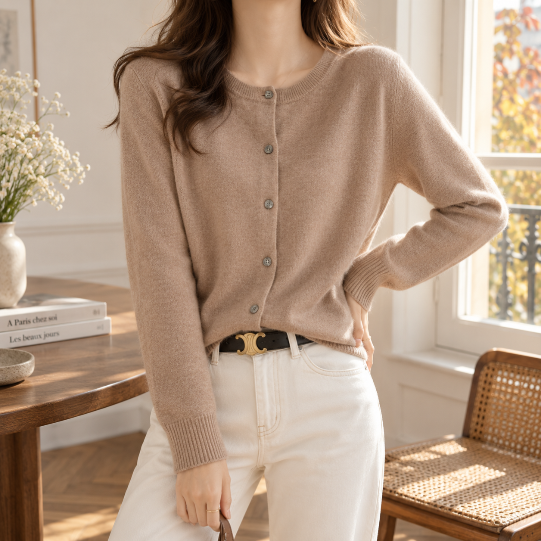 Gilet femme camel boutonné devant, col rond et poignets côtelés, avec un pantalon blanc
