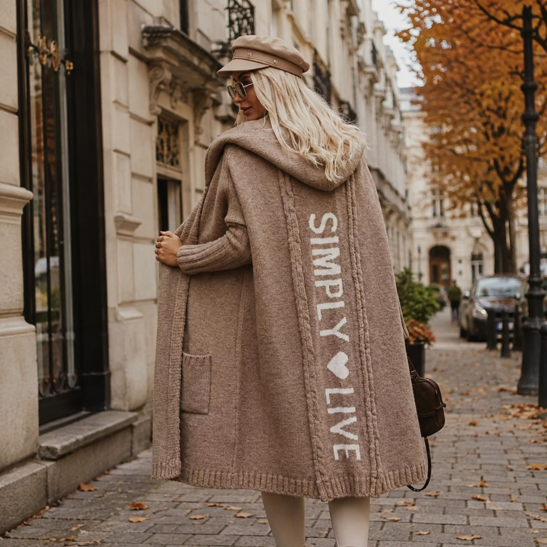 Gilet camel à grande capuche vu de dos avec inscription verticale et poche latérale