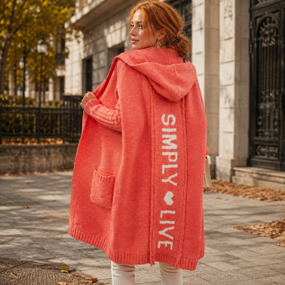 Gilet orange corail à capuche vu de dos avec inscription contrastée et poche plaquée