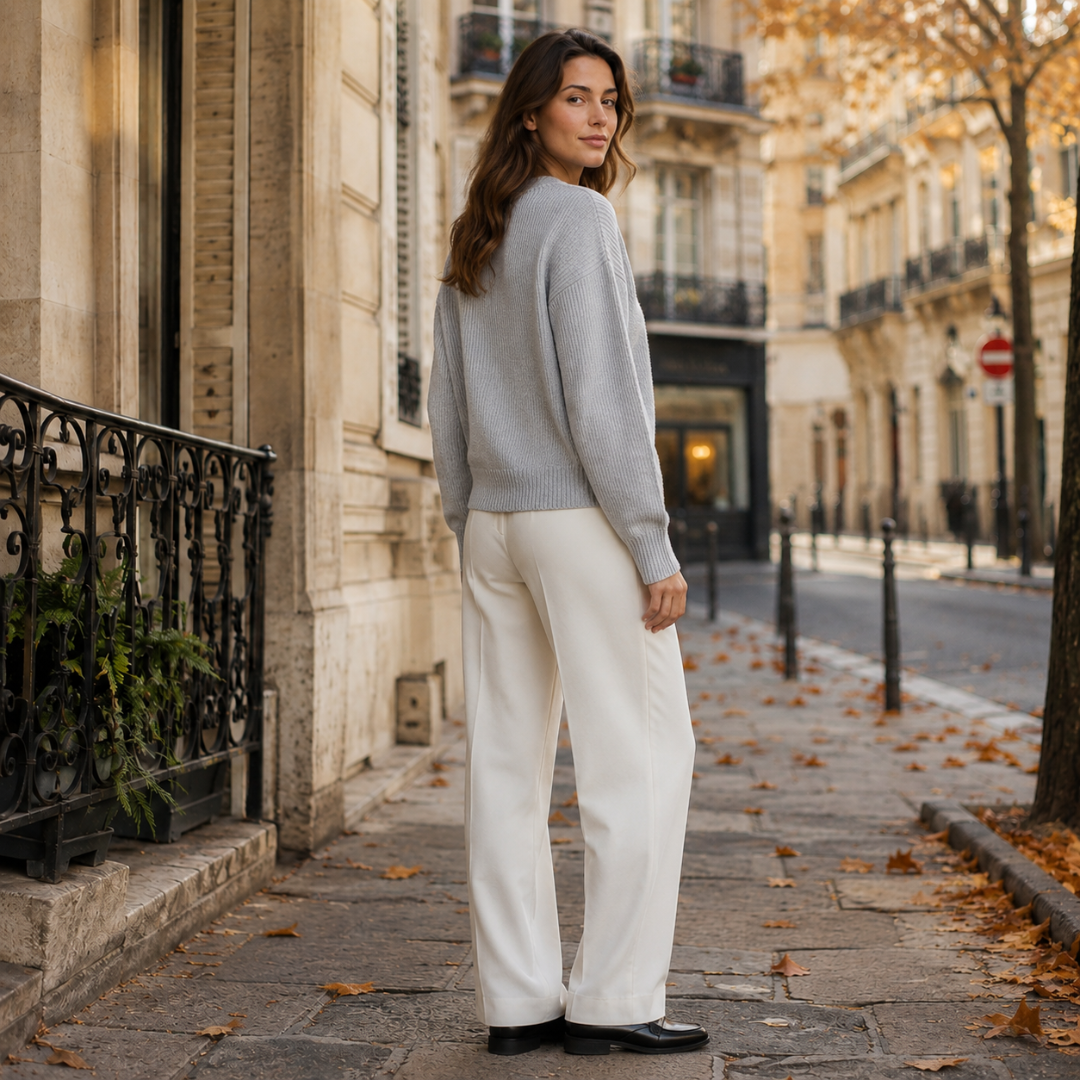 Gilet gris clair vu de trois quarts dos, épaules tombantes et dos côtelé