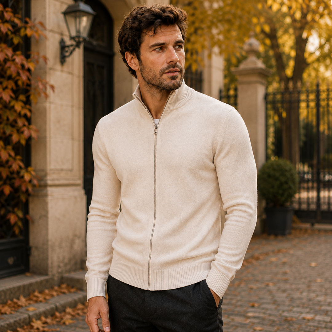 Gilet homme beige ouvert sur un t-shirt blanc, poignets côtelés visibles