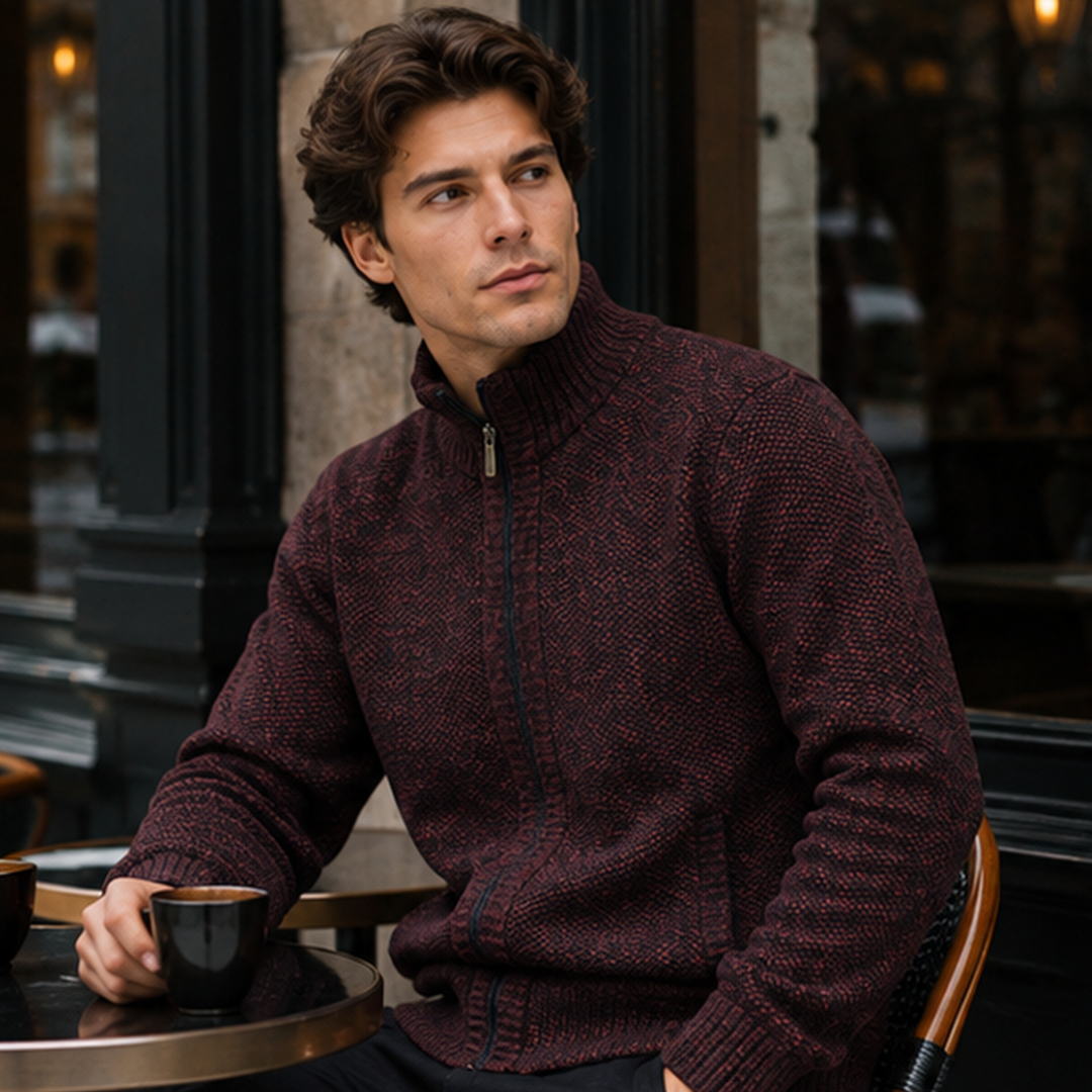Gilet homme zippé rouge foncé à col montant, maille texturée, porté en terrasse