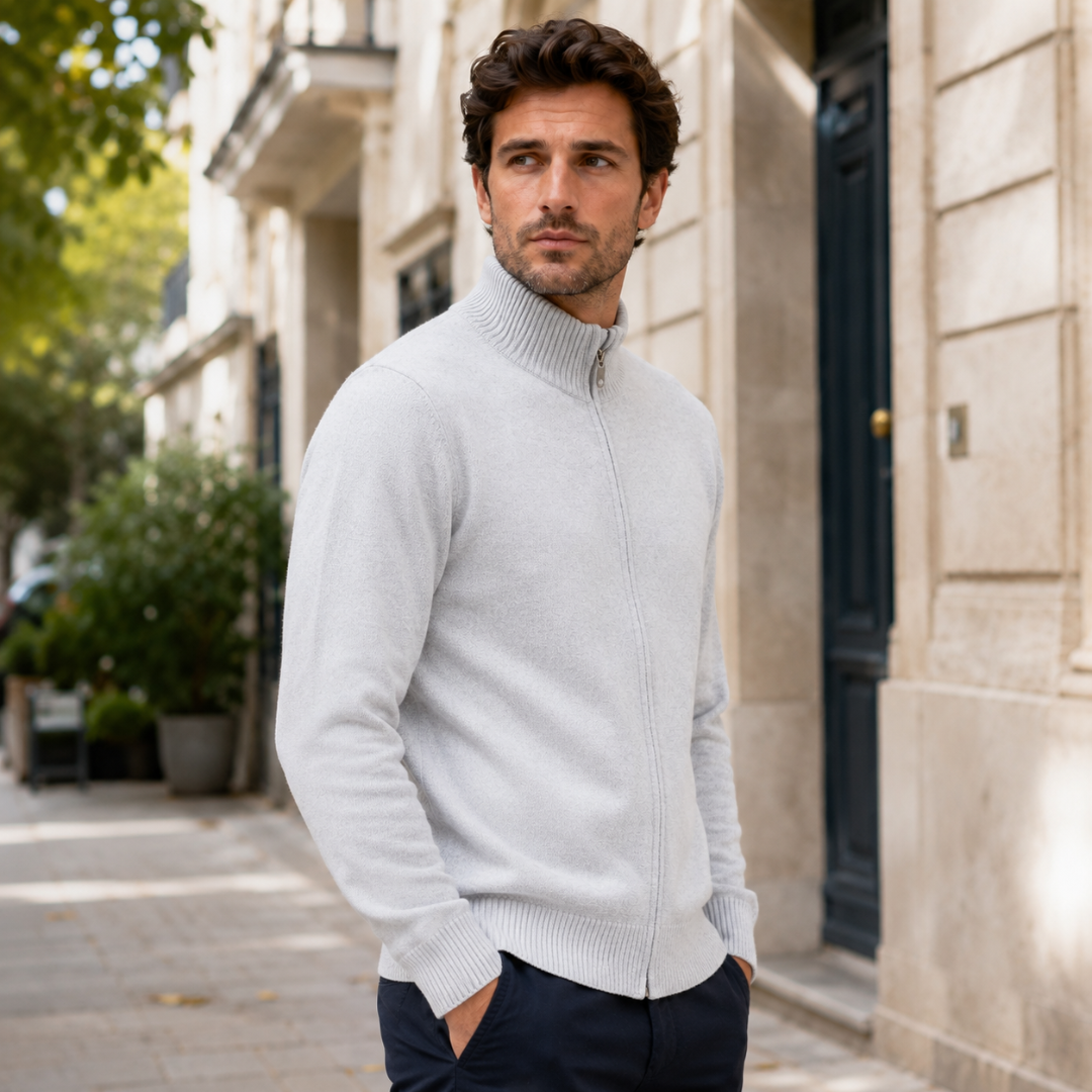 Gilet homme gris clair fermé jusqu'au col montant, manches longues et bords côtes