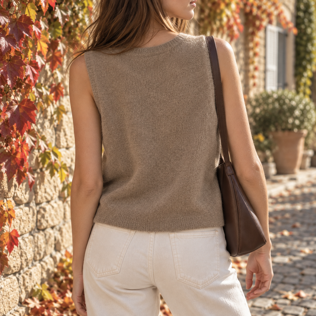 Dos du gilet sans manches kaki en maille avec bord côtelé à la taille