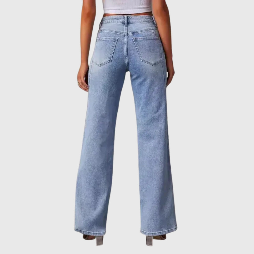 Jean femme jambe large bleu clair, vue légèrement de côté