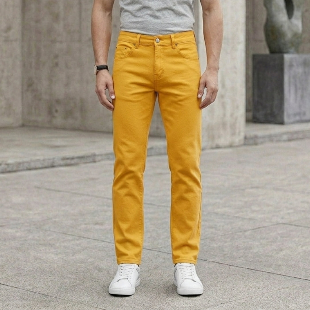 Jean homme jaune coupe slim porté avec t-shirt blanc