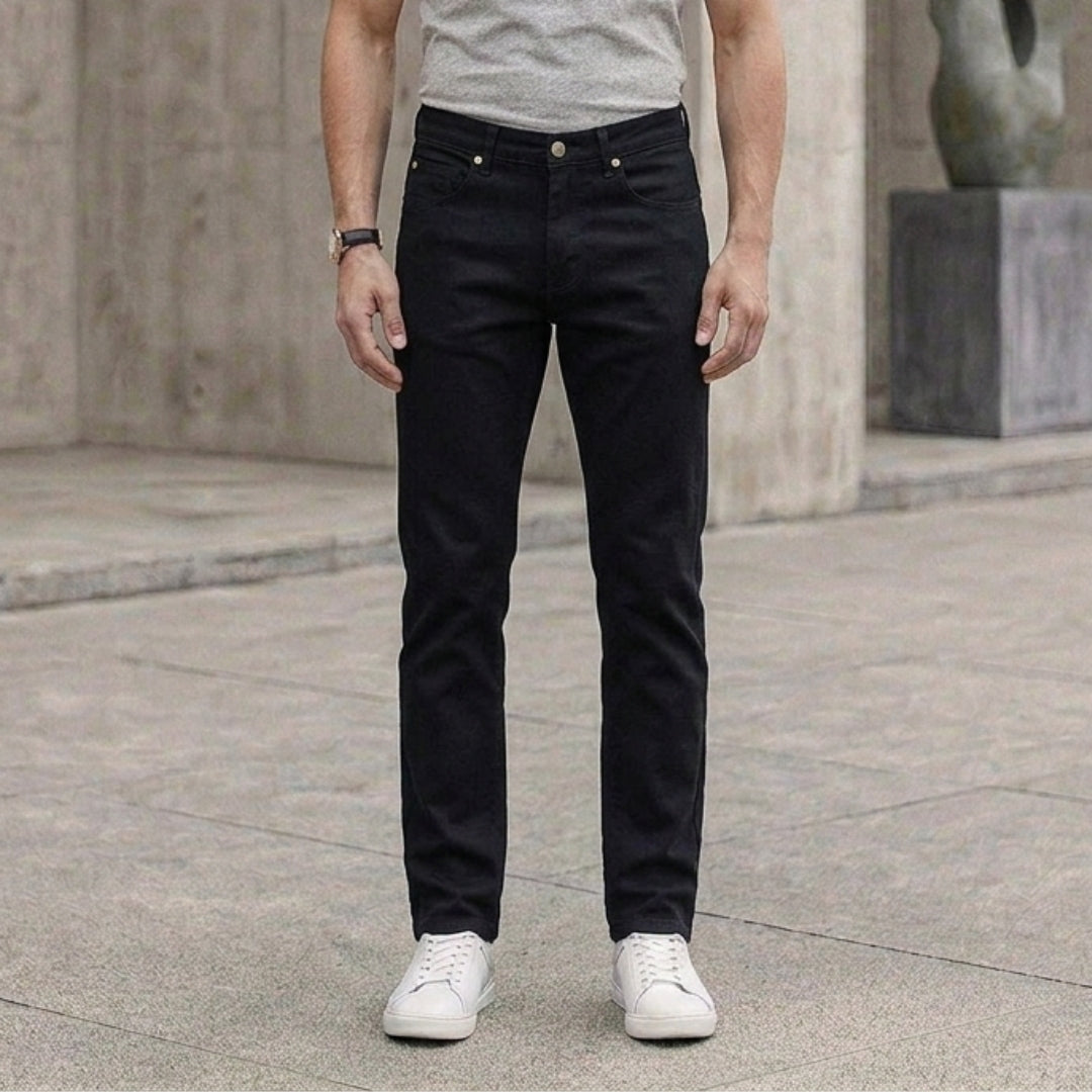 Jean slim homme noir coupe ajustée porté avec t-shirt gris