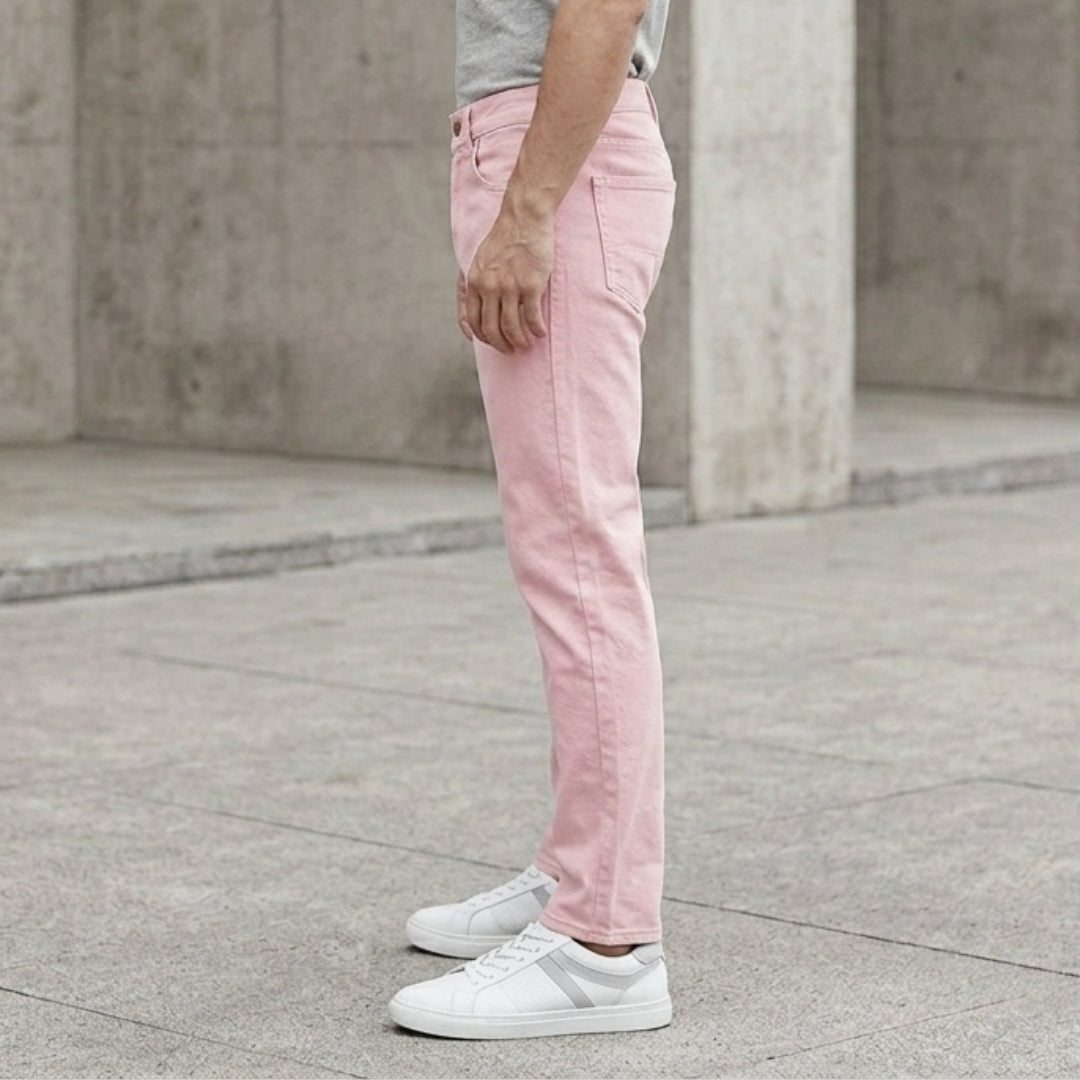 Jean slim rose homme vue de dos avec sneakers blanches