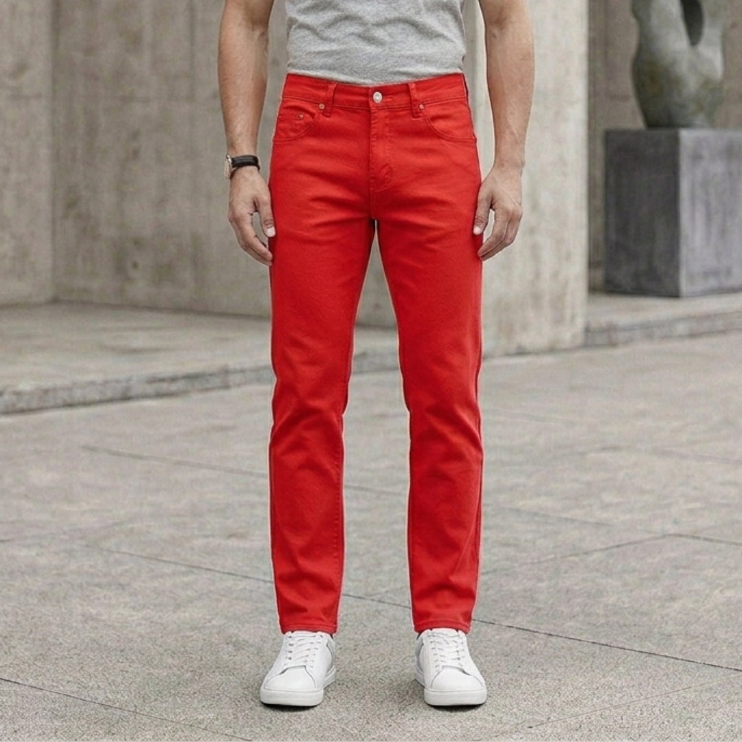 Jean slim rouge homme porté de face coupe ajustée