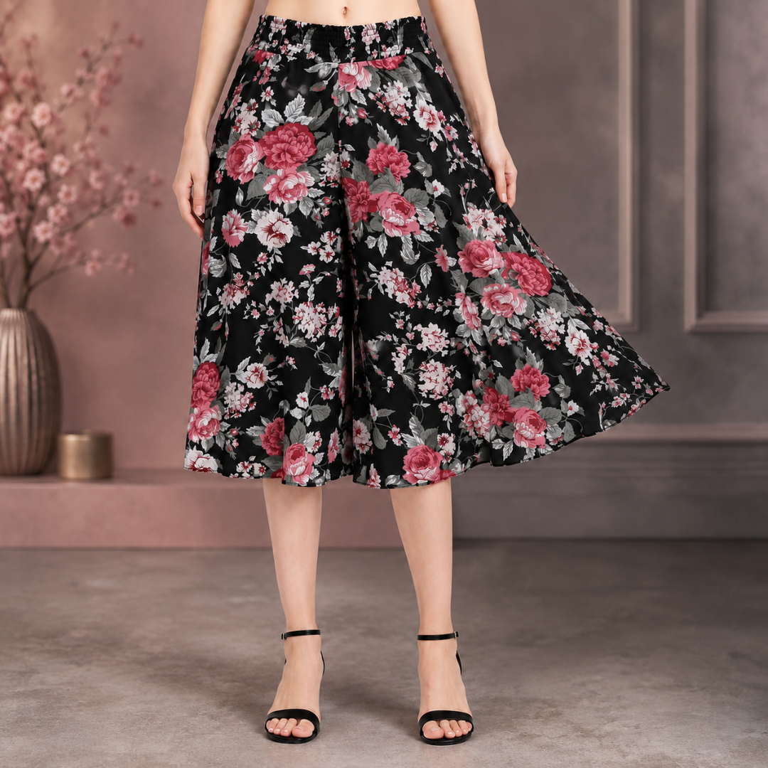 Jupe-culotte noire à roses roses et feuillage gris, coupe large mi-mollet